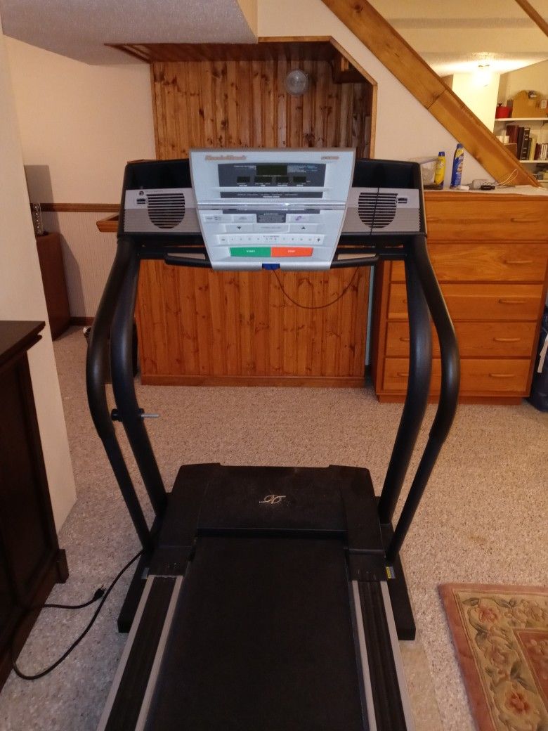 Nordic Track C 1900 Treadmill