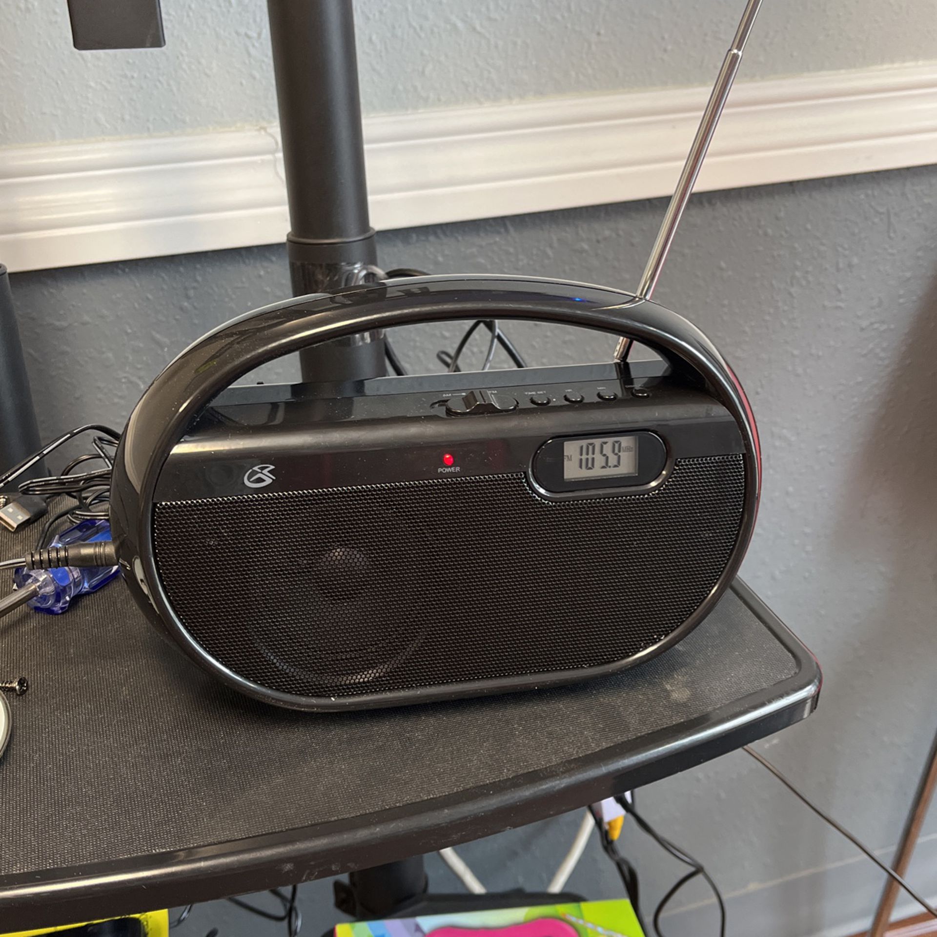 GPX R602B: Portable Speaker AM/FM Radio 