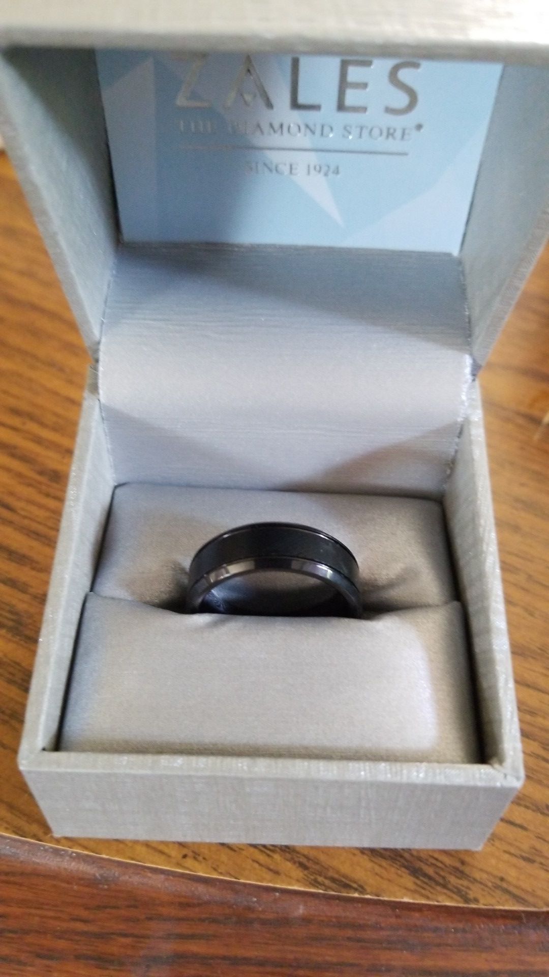 Mens wedding ring. Size 10 1/2