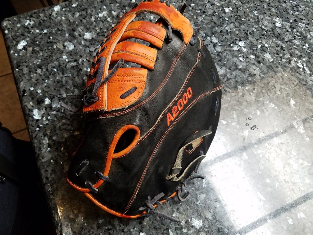 WILSON A2000 MC24 LHT 12 " 1B GLOVE