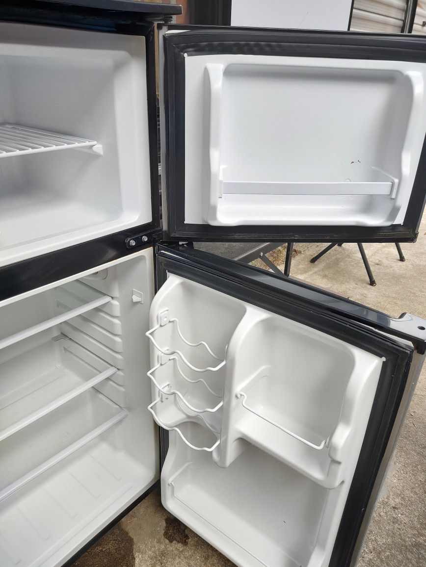 Magic Chef 4.5 cu. ft. 2-door mini fridge with freezer 