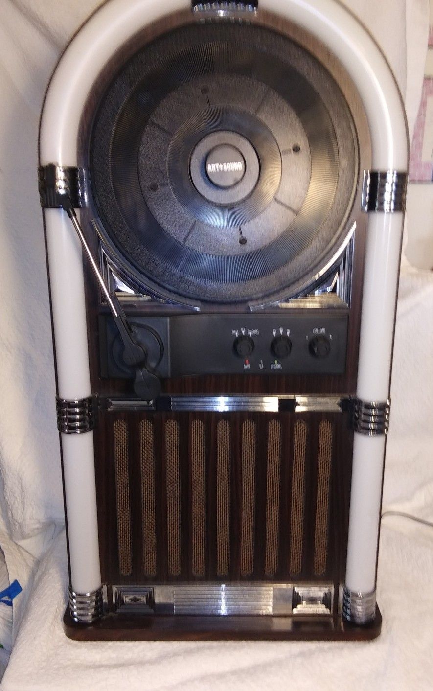 ART+SOUND AR3004 Bluetooth Wireless Jukebox with Vertical Record Player and Retro Light Show!
Details
Styled like a retro jukebox, this record player