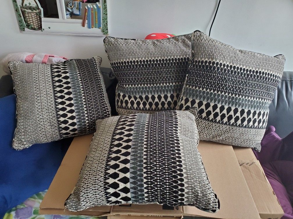 4 pillows for couch etc