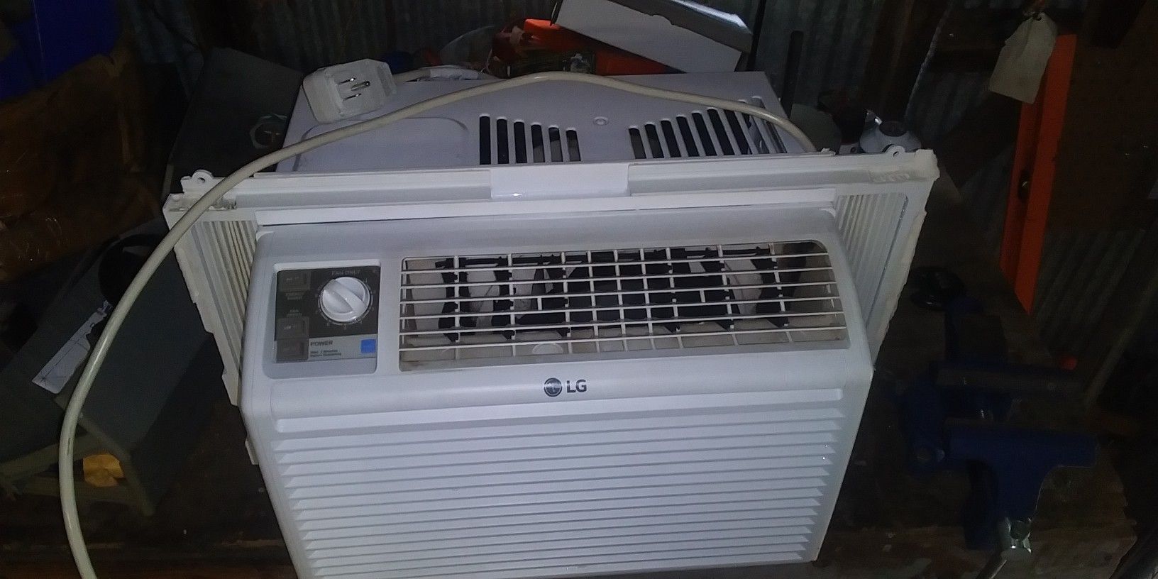 LG 5,000 BTU WINDOW AIR CONDITIONER UNIT IN EXCELLENT CONDITION
