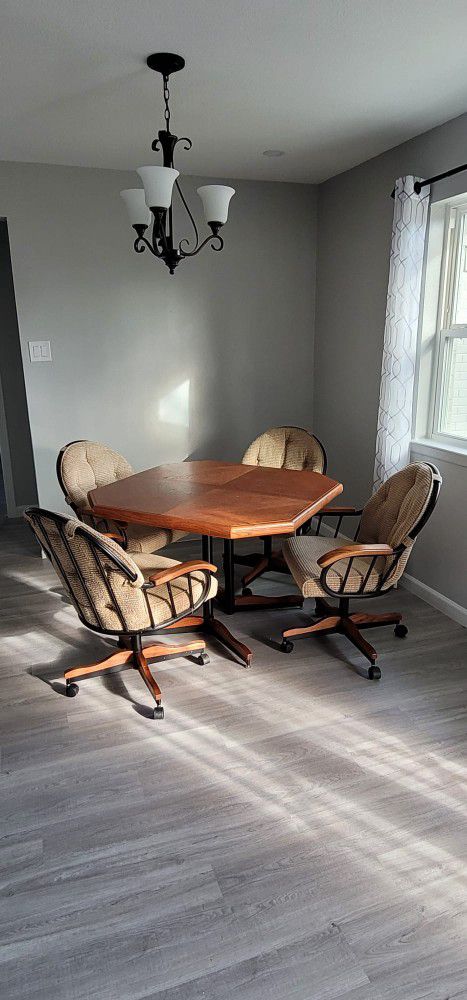 Solid Hardwood Table w/Removable Hardwood Leaf & 4x Cushioned Wheeled Chairs