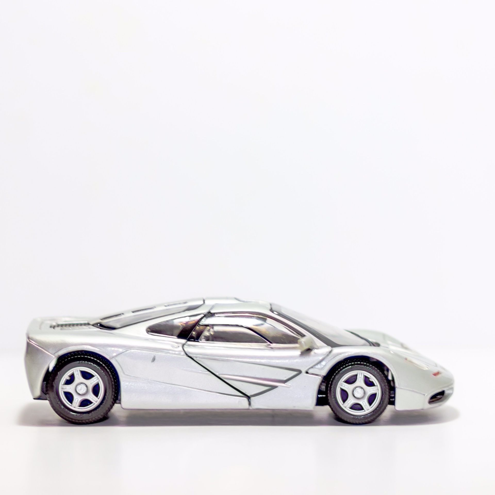 Maisto Diecast 1993 McLaren F1 1:24 Scale