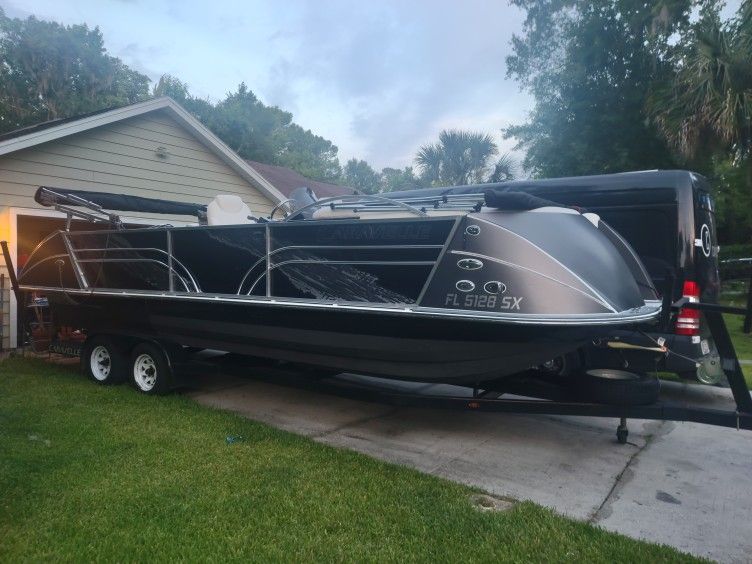 25' Itoon With 200hp Holds 14 People.