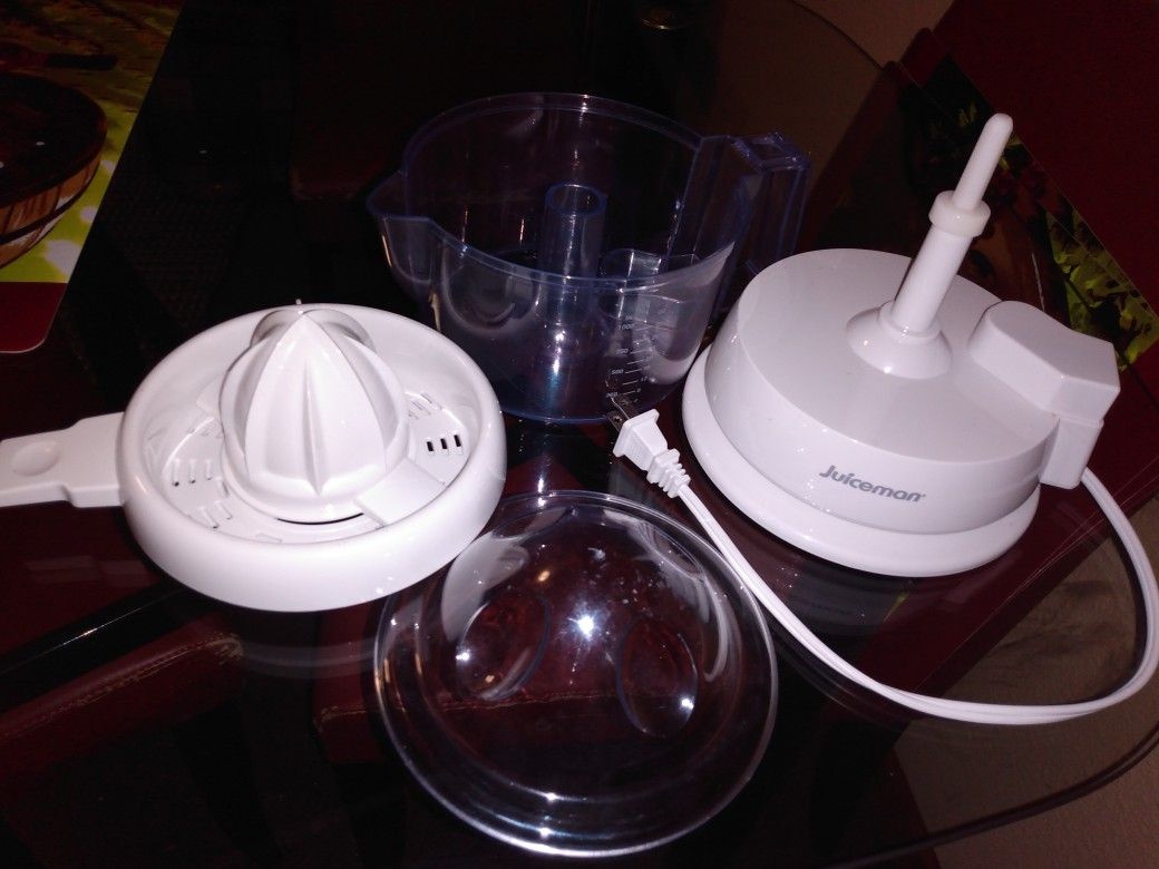 Almost New. Orange juice maker, used once.
