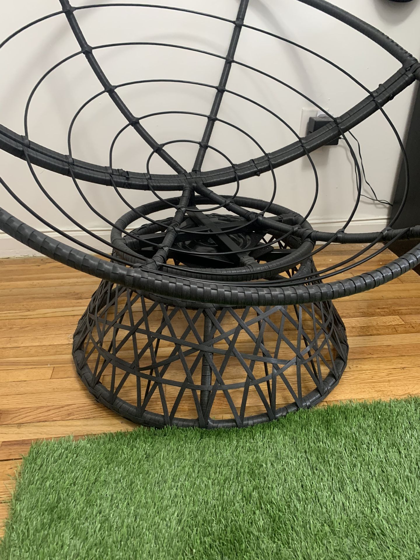 Pier 1 Large metal Papasan Chair And Cushion Excellent Condition