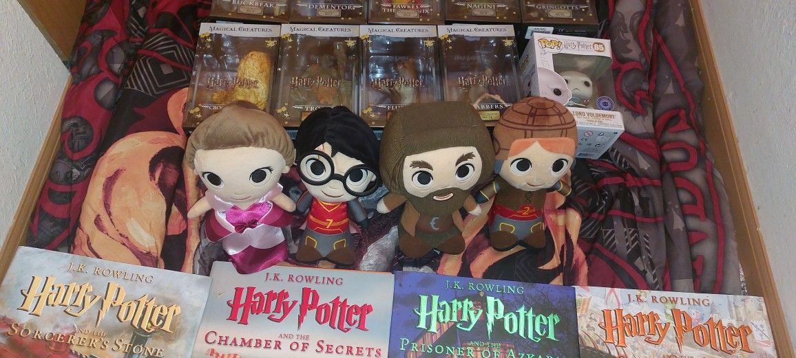 Harry Potter, Big collection, books, figurines, blanket, mantle