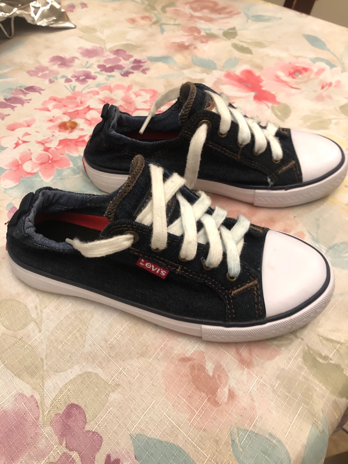 Levi’s Girl tennis size 2