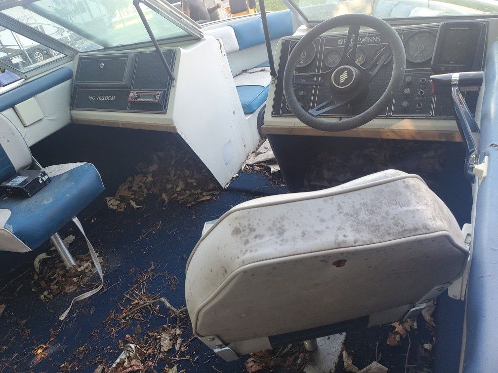 Fourwinns Speed Boat Ran Last Summer Don't Know The Problem Come Pick It Up Comes With Trailer An Cover Clean Title In Hand $1000 Obo