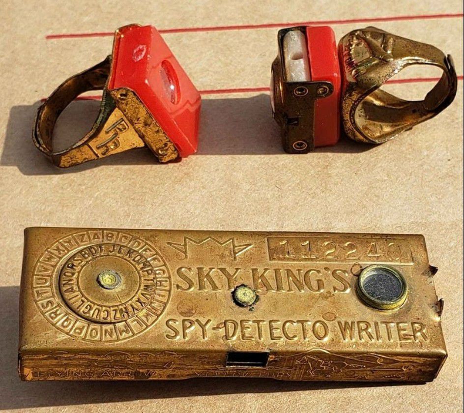 Vintage 1940s Spy Ring Toys- Sky King and Roy Rogers