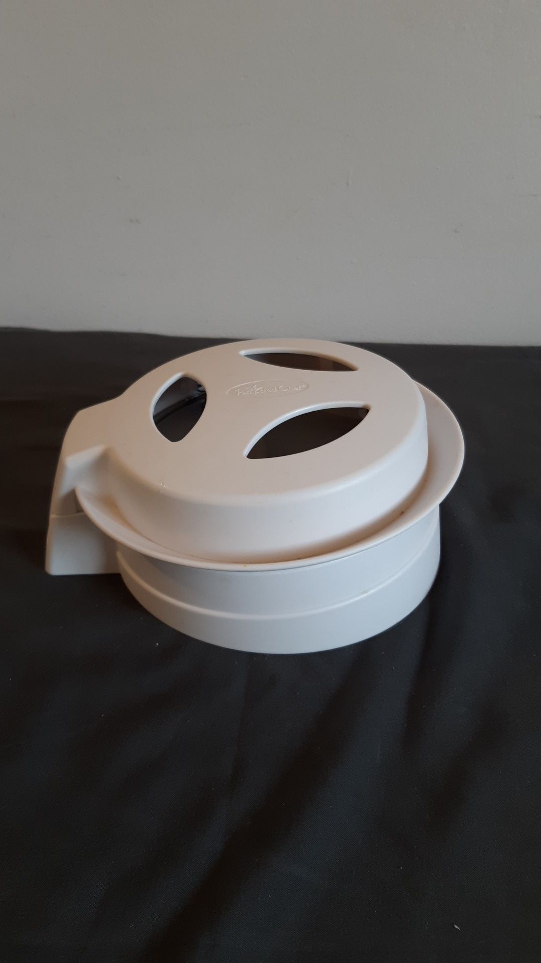 Pampered Chef Close & Cut Food Cutter Cut Bagels, Fruits, Veggies, Chicken Breasts & More
