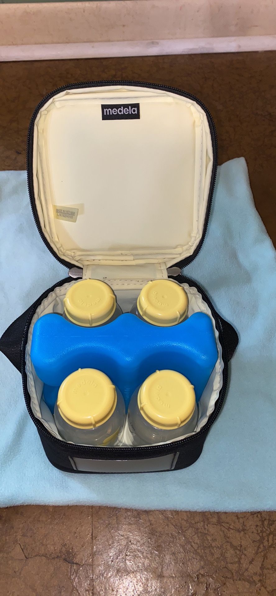 Medela Breast Pump w/ Storage Cooler