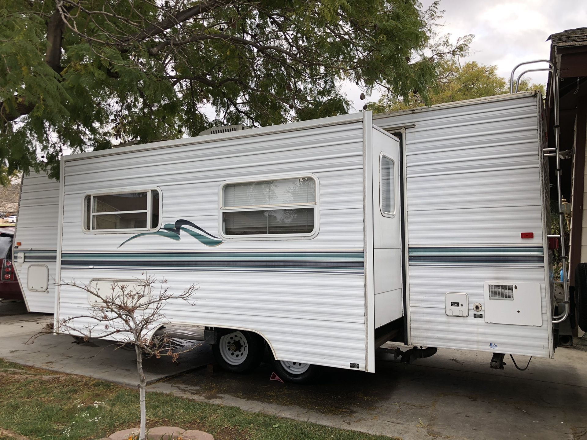 2001 Nomad Travel Trailer 26Ft with a Super slide out for Sale in ...