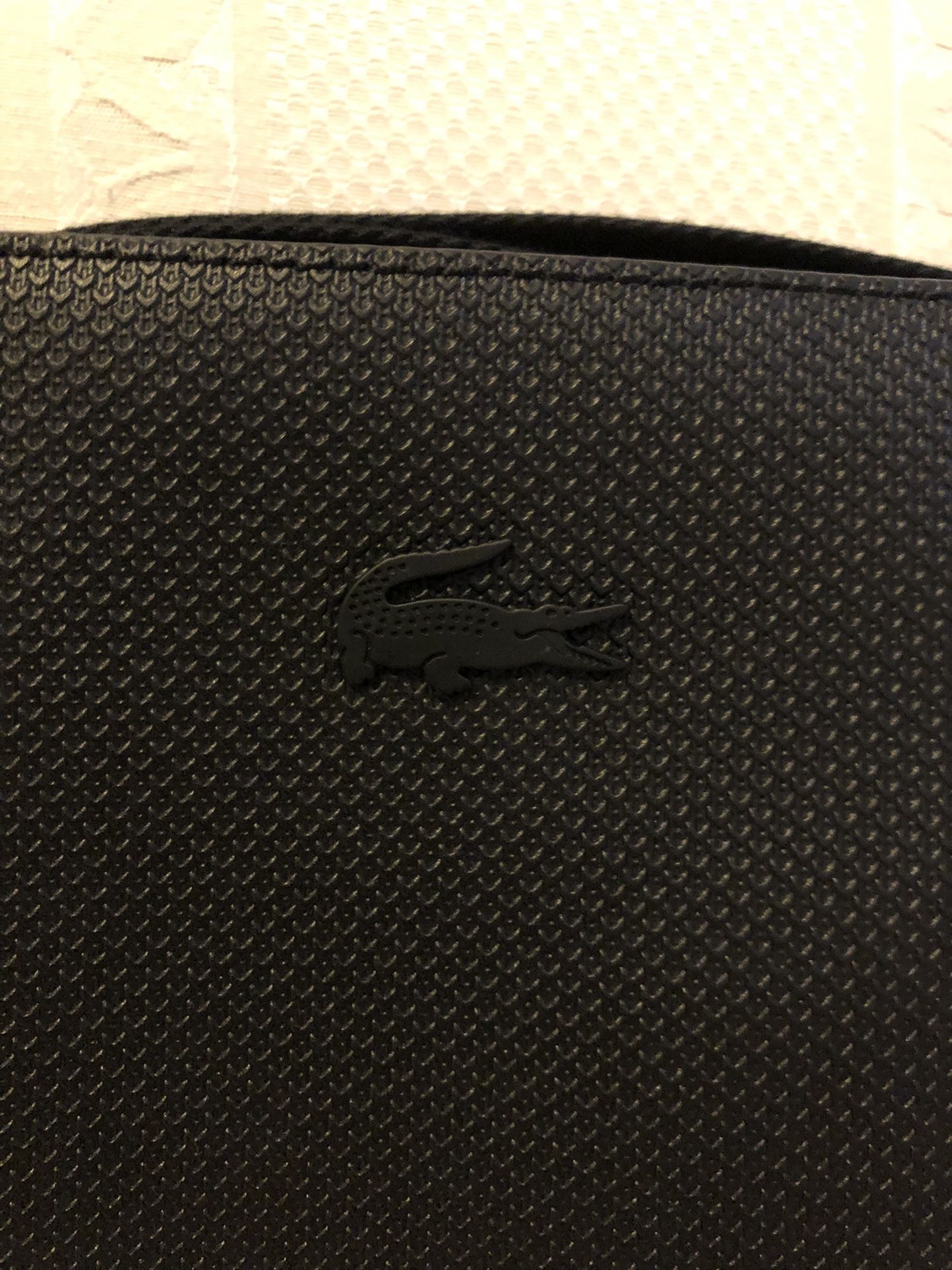 Lacoste Crossbody Bag: After The Perfect Accessory To Store Essentials