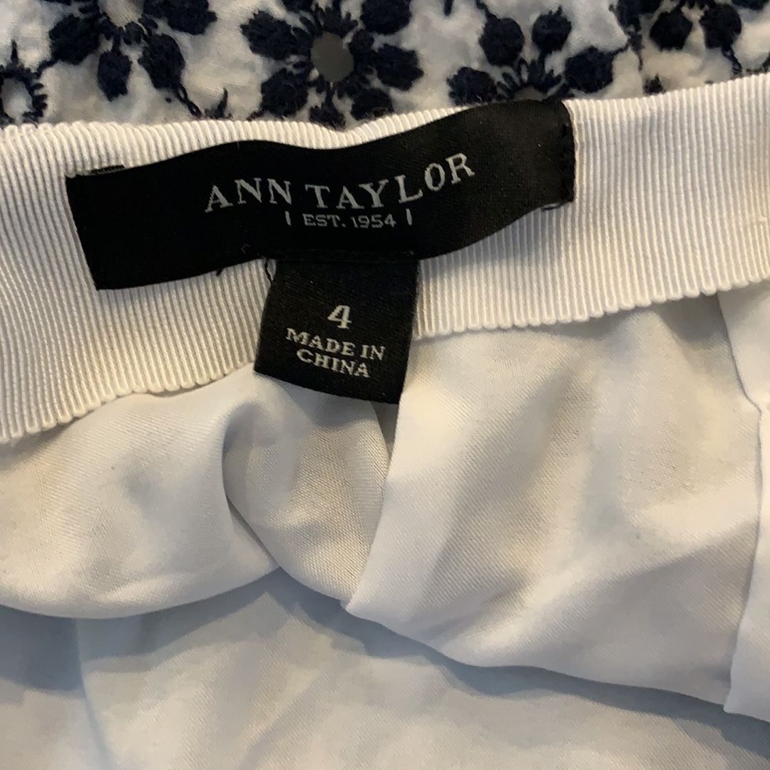 Ann Taylor White & Navy Blue Floral Eyelet Pencil Skirt Size 4