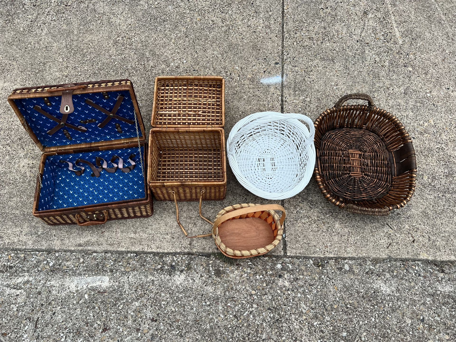Big Lot Of Baskets