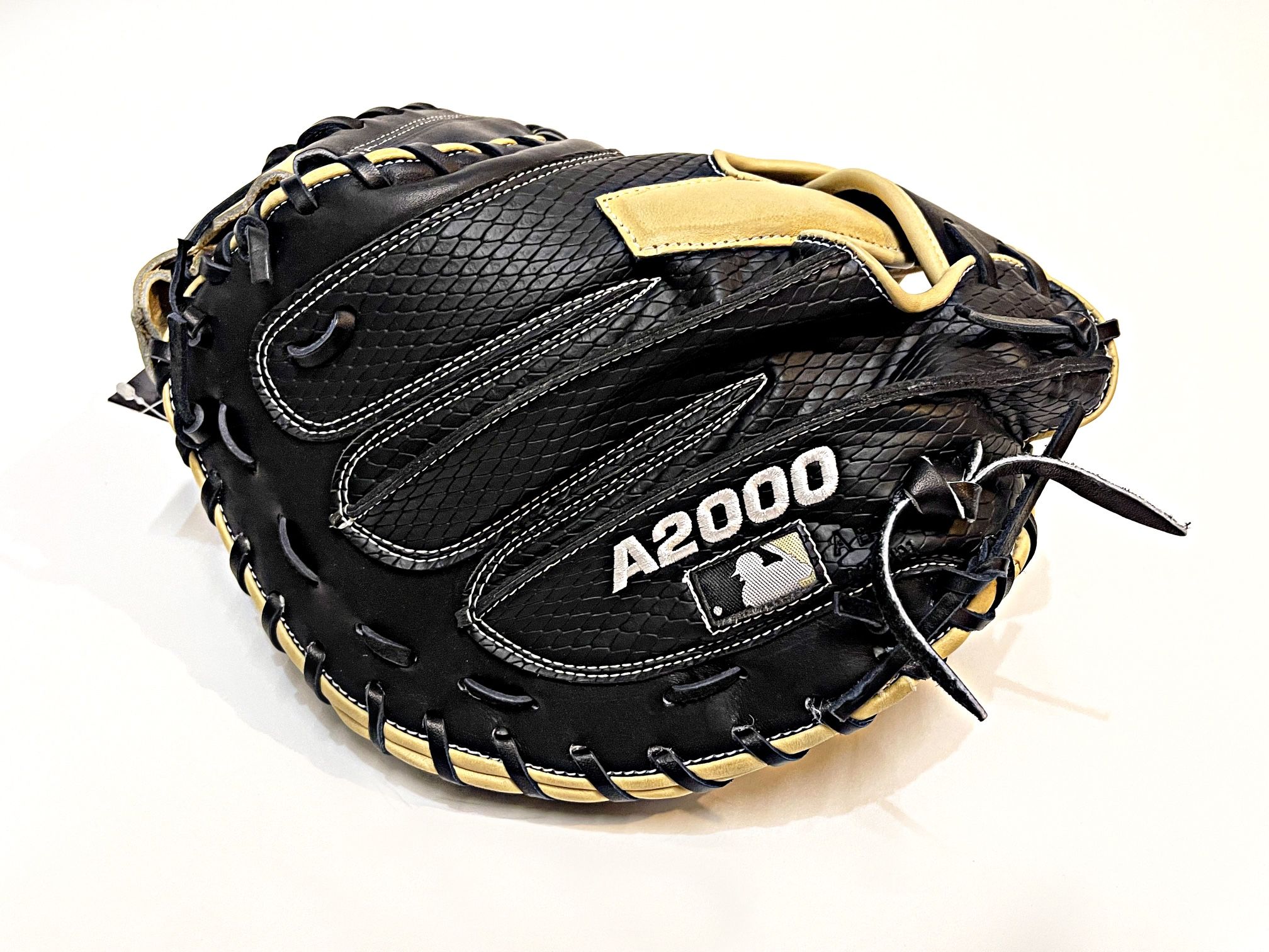 Wilson Aso's Lab Series A2000 SA34SS Catcher’s Mitt. RHT New