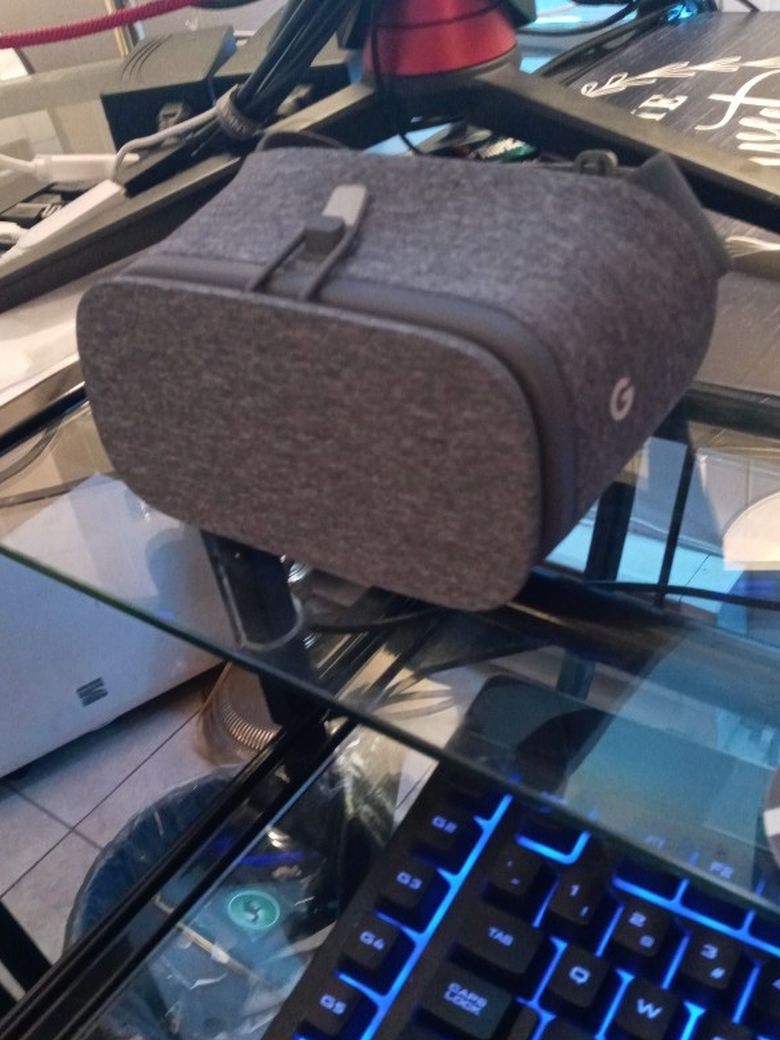 Google Daydream 2 VR Headset W/Remote. Excellent Quality