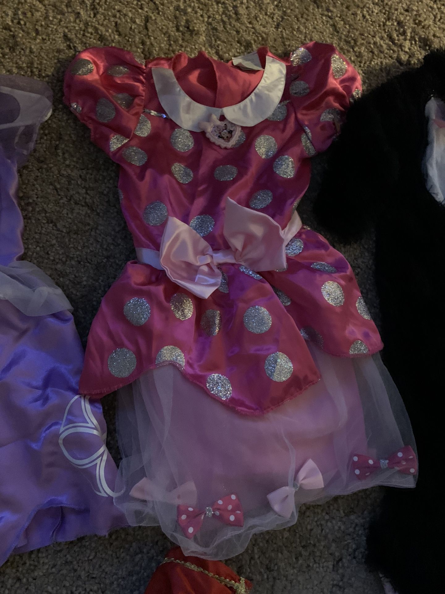 A cinco dólares cada uno los de Mickey mouse son talla seis talla cinco talla uno talla dos el de Blancanieves talla cinco el de calavera rojo t talla