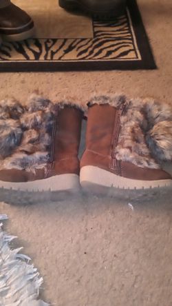 Infant size 7 snow boots super cute in great condition Thumbnail
