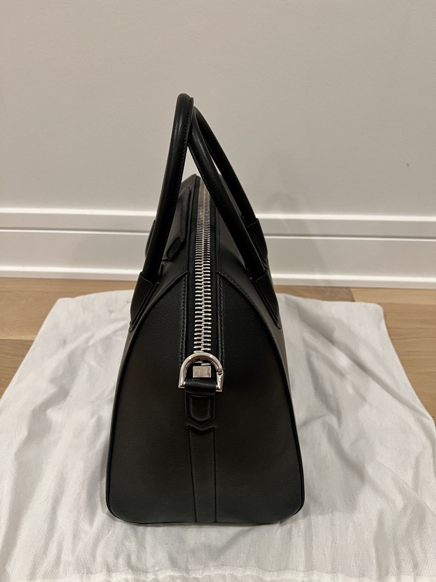 Givenchy Medium Antigona Black Sugar Leather Satchel Purse - New + Receipt