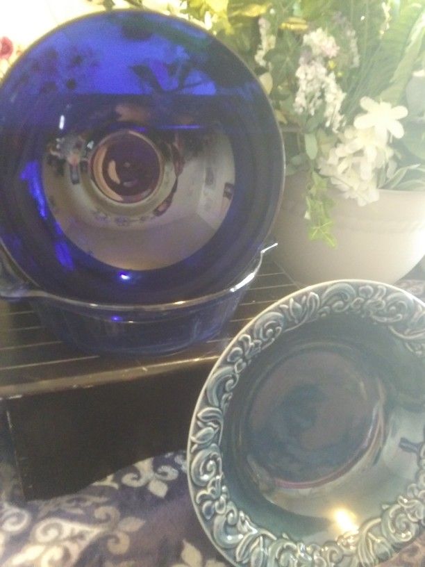 6 Pyrex dishes and 3 Blue bowls No Chips. $12 For All