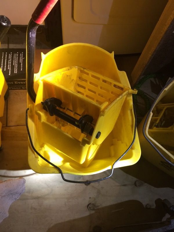 Mop bucket with wringer