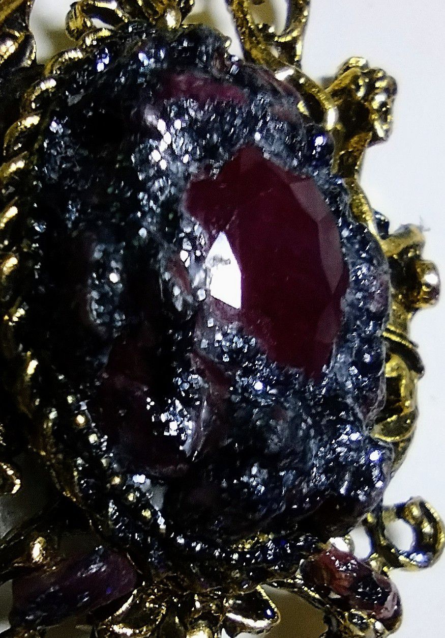 Royal brooch designed by Estefania GE. Ruby and black star diopside.