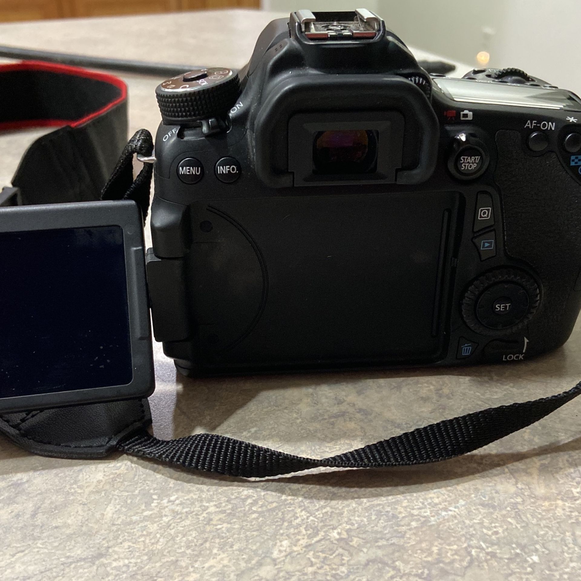 Canon EOS 70D DSLR 18-135mm lense