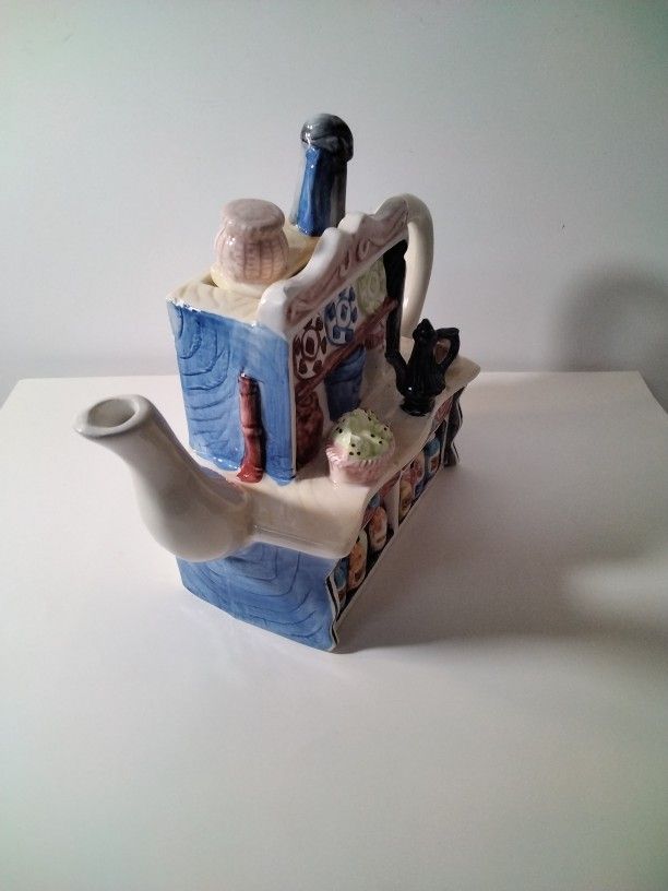 Very Cute House Tea Pot .