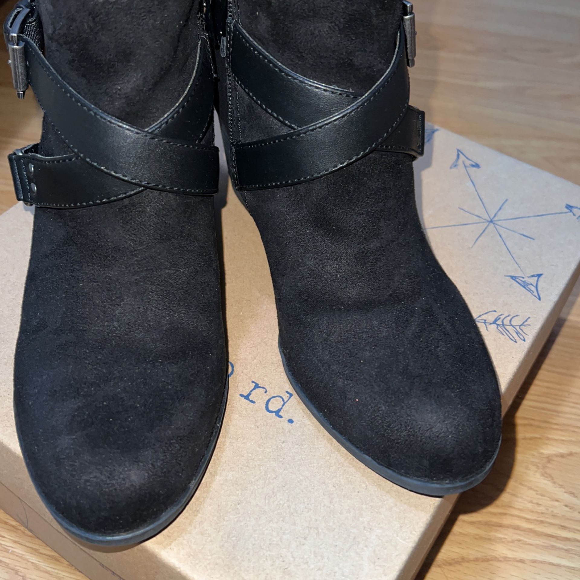 Black Ankle Boots With Zipper. $15