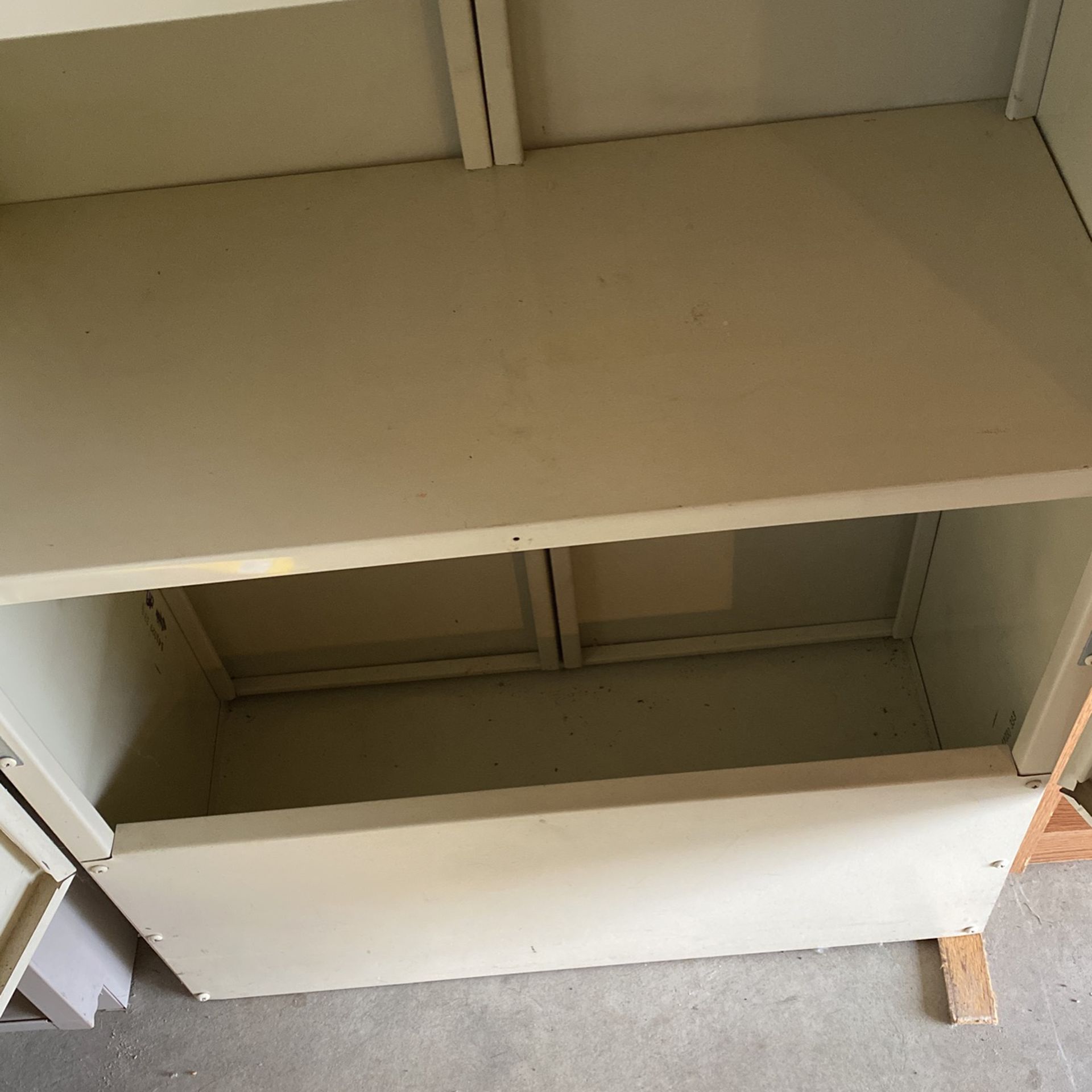 sheves - enclosed 4 shelves unit, metal