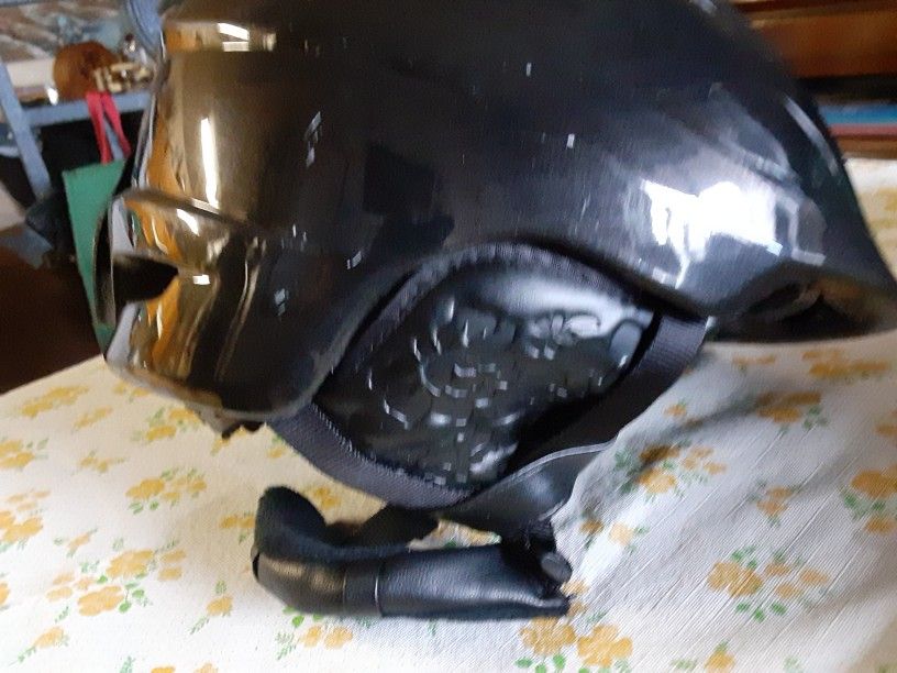 NEW GIRO SNOW HELMET $45 FIRM PRICE. 328 N 11TH ST 126 LAS VEGAS NV 89101