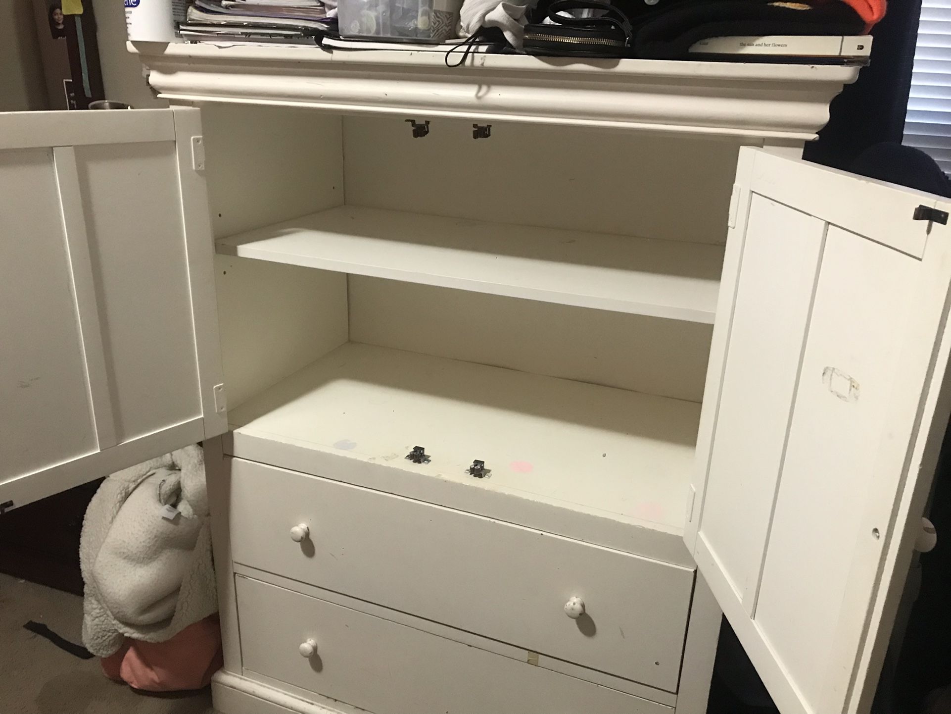 Dresser/cabinet