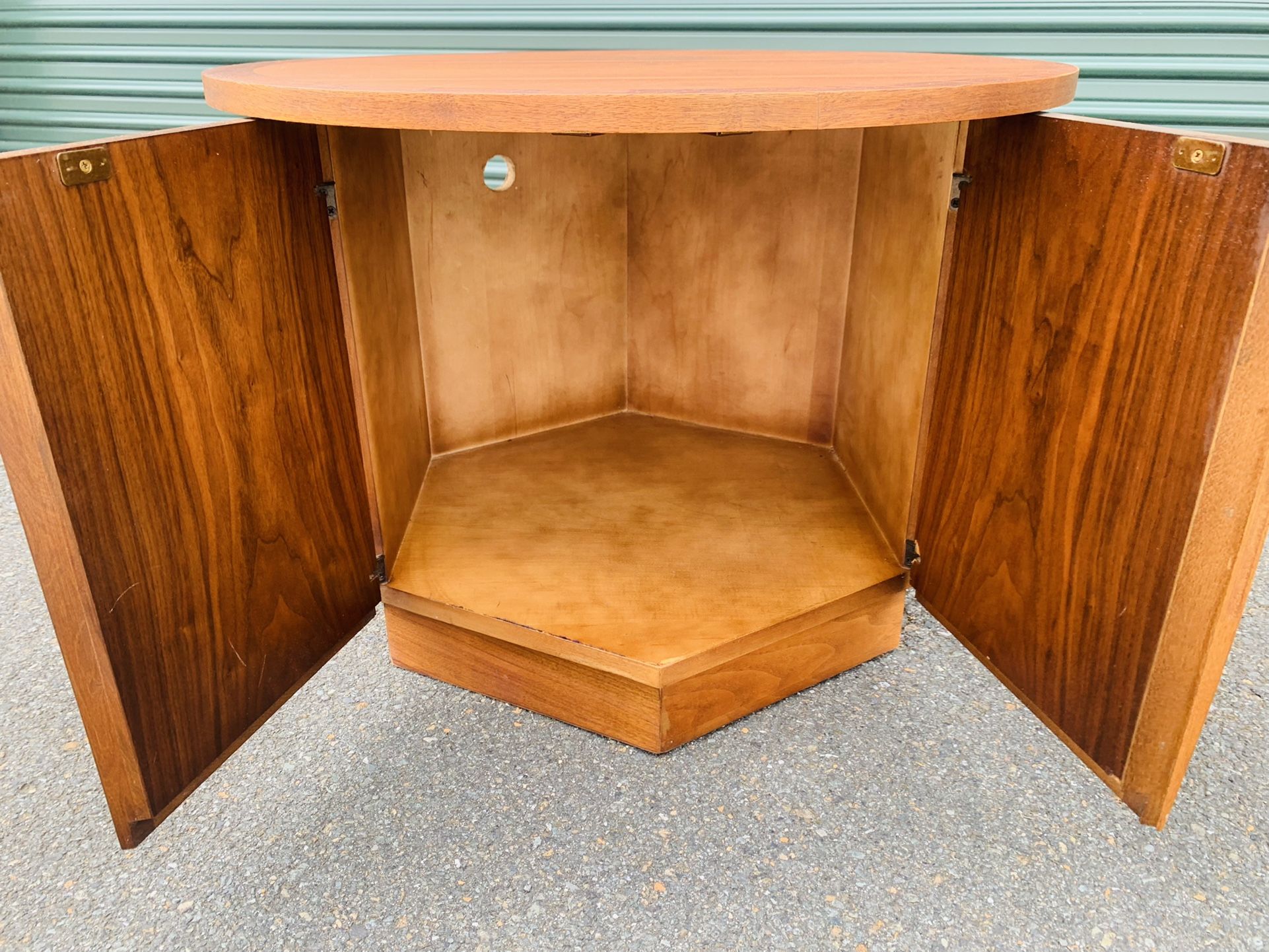 Beautiful Mid Century Modern Lane Walnut Round Nightstand End Table