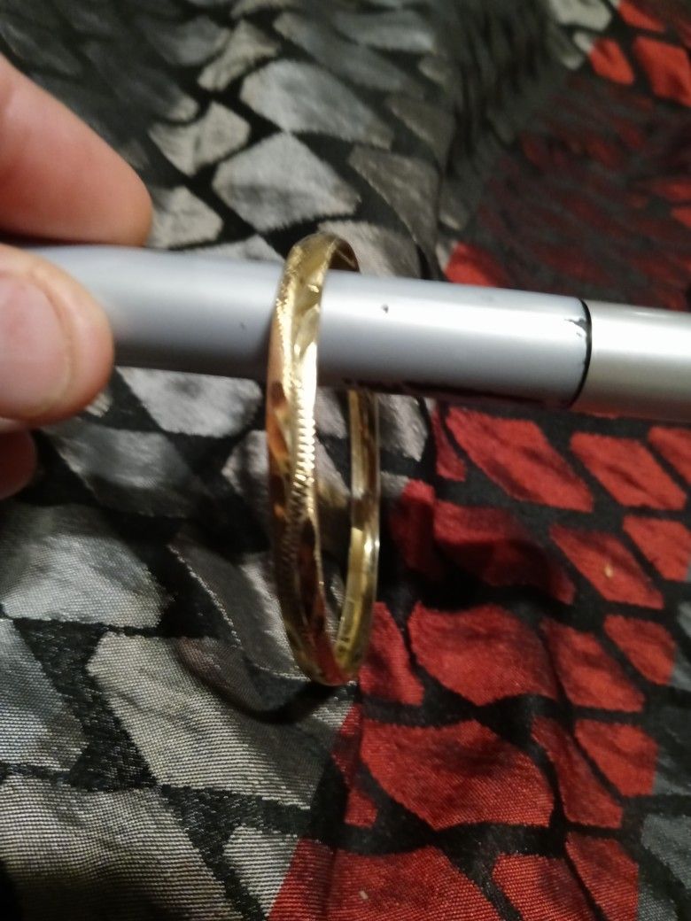 14k Gold Single Bangle..Flawless Condition..200$obo