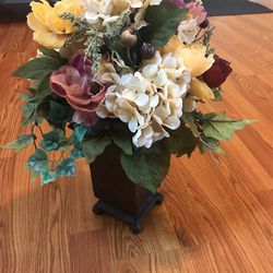 Decorative flower arrangement (fake Flowers) Thumbnail