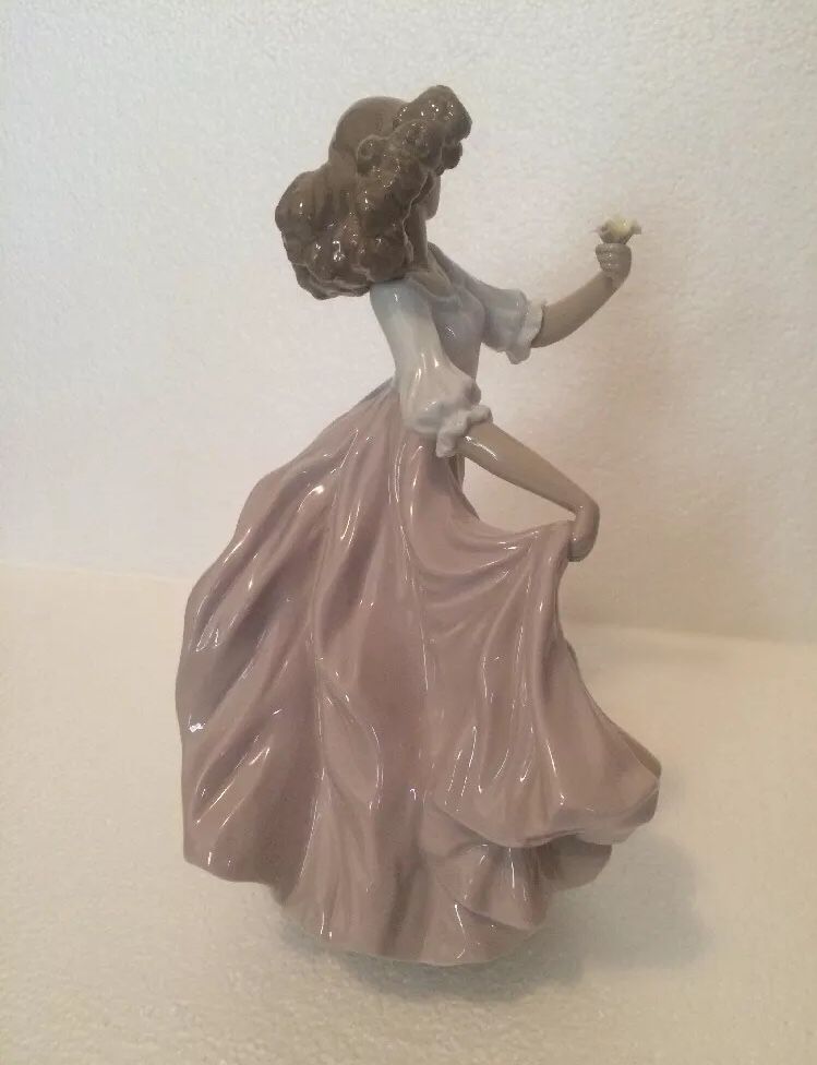 Lladro #6543 "Summer Breeze" Figurine With Box
