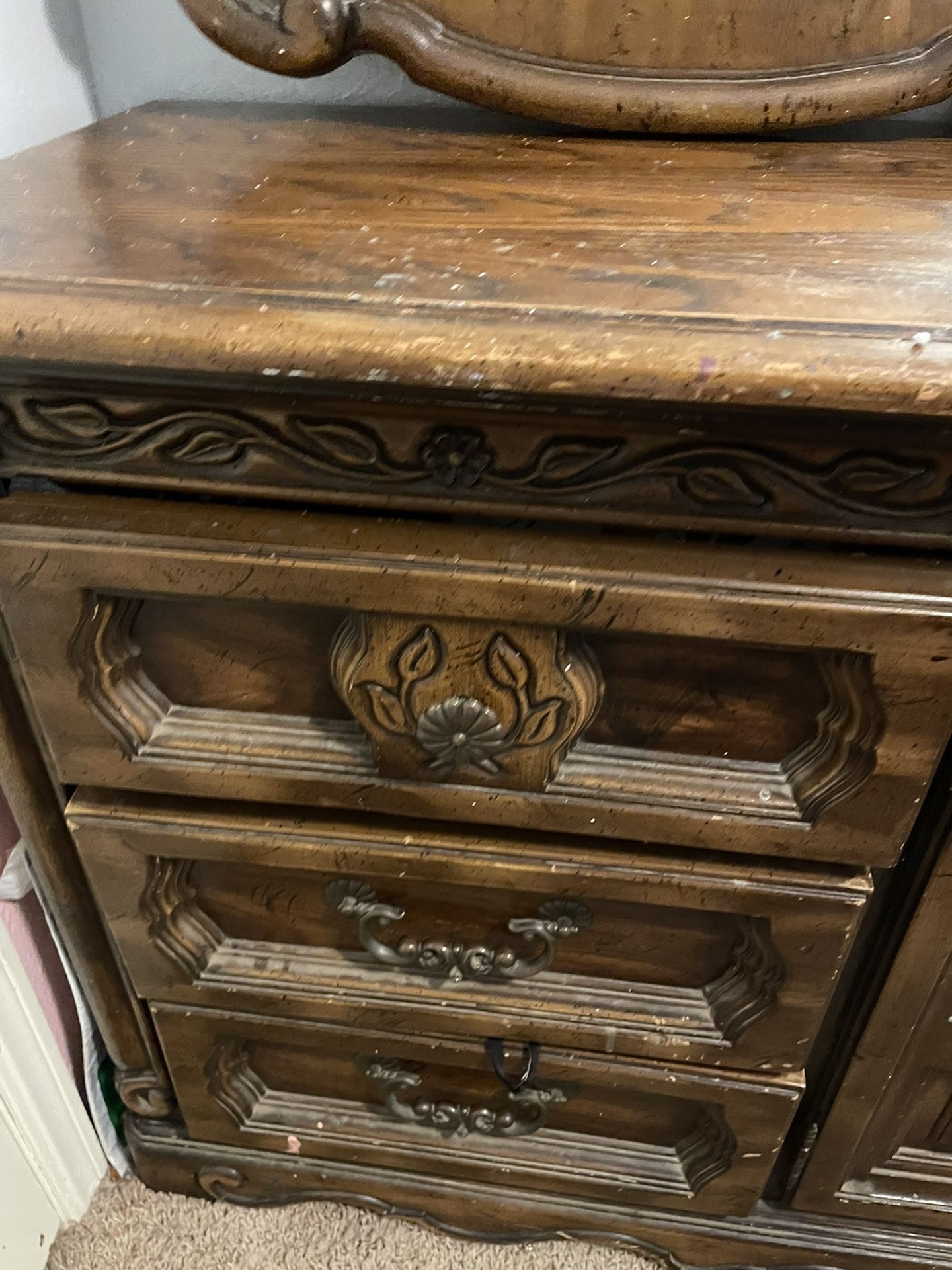 Dresser With Mirror