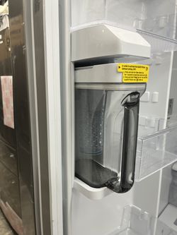 Samsung French Door Refrigerator With Ice Maker And Water Pitcher Thumbnail