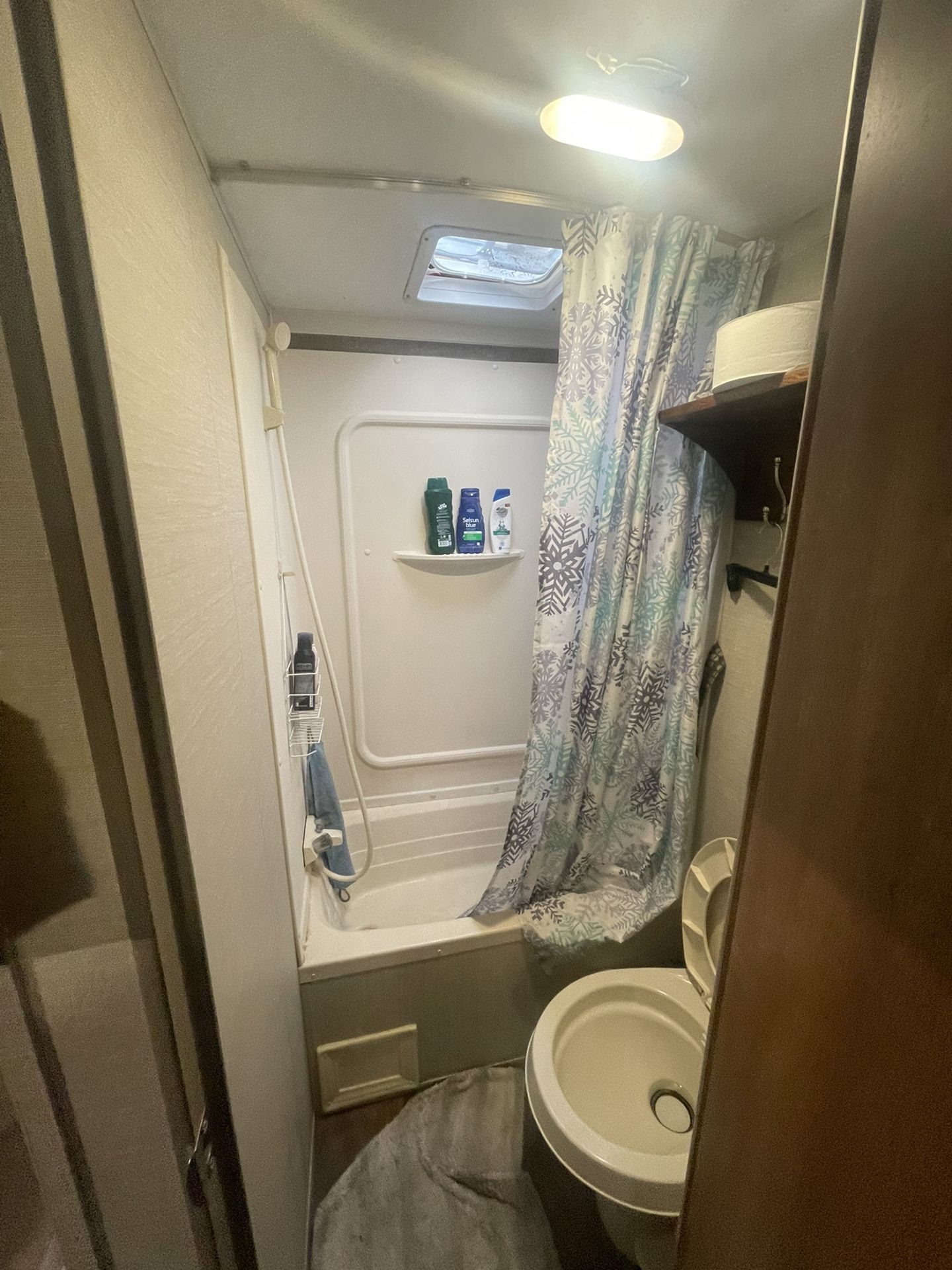 RV Summer land 2016 Good Condition Sleep 5 +, Full Kitchen Bathroom And Bedrooms