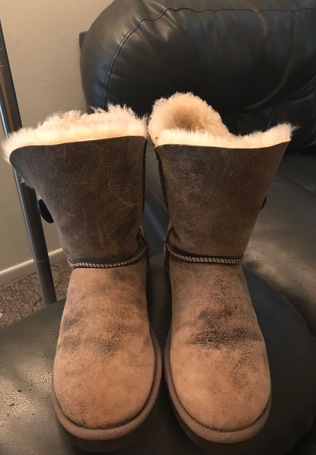 UGG Bailey Button Winter Boots Dark Chestnut Women’s Size 10