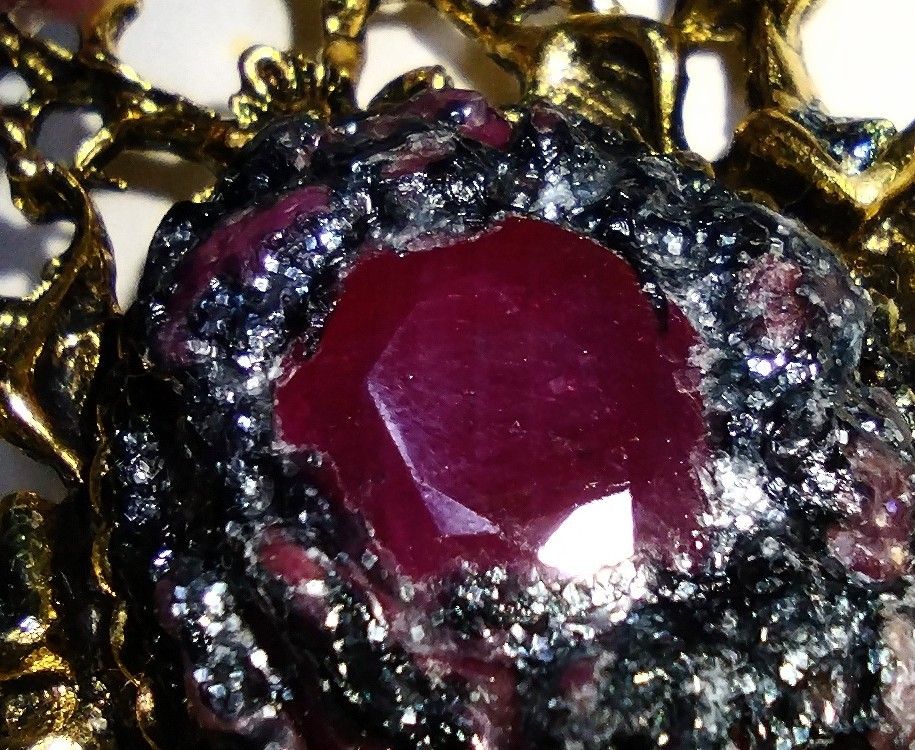 Royal brooch designed by Estefania GE. Ruby and black star diopside.