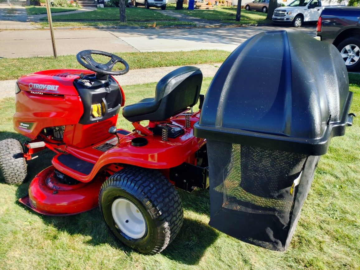RIDING LAWNMOWER TROY-BILT YEAR 2012