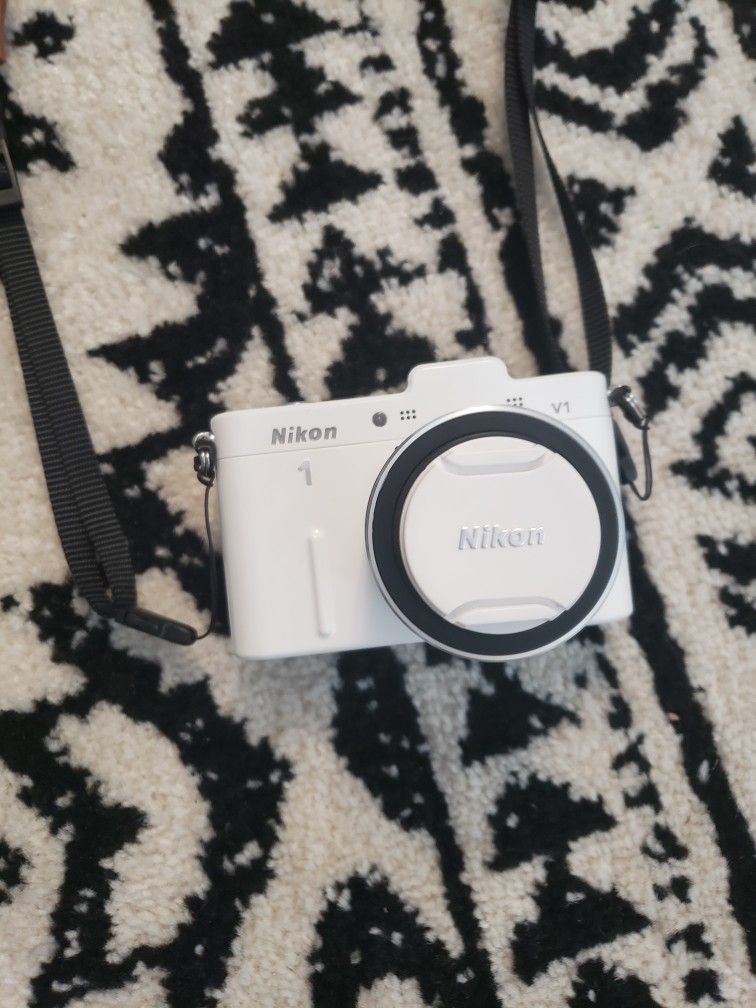 Nikon 1 V1 10.1 HD Digital Camera, Carrying Case, Neck Strap!