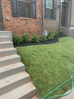 Landscaping ,fence ,mulch Thumbnail