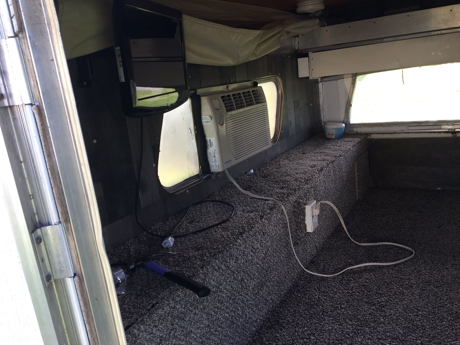Pop up truck bed camper topper
